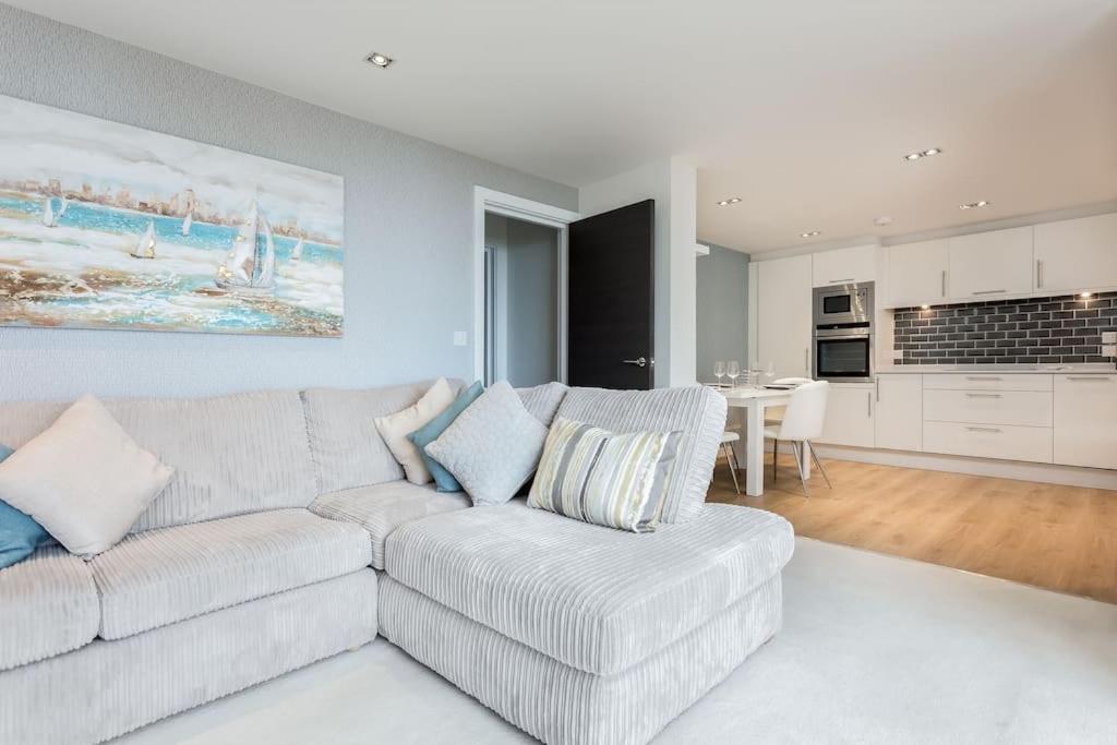 Stunning 2 Bed Apartment, Fabulous Sea View & 2 Minutes To Beach With Parking Bournemouth Exterior photo