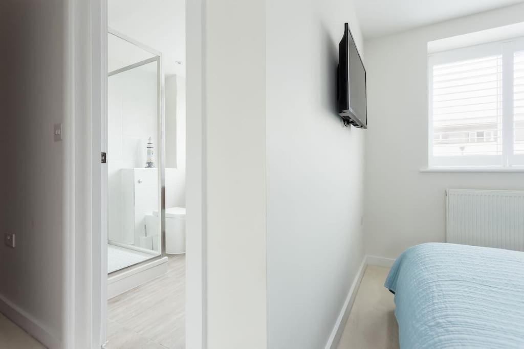 Stunning 2 Bed Apartment, Fabulous Sea View & 2 Minutes To Beach With Parking Bournemouth Exterior photo