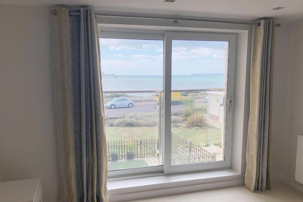 Stunning 2 Bed Apartment, Fabulous Sea View & 2 Minutes To Beach With Parking Bournemouth Exterior photo